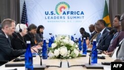 UNkosikazi Janet Yellen, ophethe uhlangothi lwezemali eMelika, uMongameli wakwele Senegal uMnu. Macky Sall labanye abangene imihlangano etshiyeneyo eWashington, DC, December 15, 2022. 