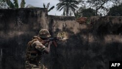 L'attaque s'est produite jeudi près de la ville de Bakouma à quelque 480 kilomètres à l'est de Bangui, la capitale, et a été perpétrée par "des éléments de l'Unité pour la paix en Centrafrique (UPC)", un important groupe rebelle