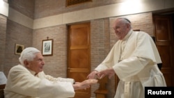 Papa Franja pozdravlja papu Benedikta prilikom ceremonije ustoličenja 13 kardinala, novembar 2020.