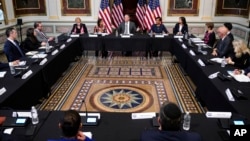 លោក ​Doug Emhoff ស្វាមី​​លោកស្រី​អនុប្រធានាធិបតី​អាមេរិក ថ្លែង​ក្នុង​អំឡុង​វេទិកា​តុមូល​ជាមួយ​មេដឹកនាំ​ជ្វីហ្វ​អំពី​បញ្ហា​និន្នាការ​ប្រឆាំង​ជនជាតិ​ជ្វីហ្វ នៅ​អគារ Eisenhower Executive Office ក្នុង​សេតវិមាន ក្នុង​រដ្ឋធានី​វ៉ាស៊ីនតោន កាល​ពី​ថ្ងៃ​ទី​៧ ខែ​ធ្នូ ឆ្នាំ​២០២២។