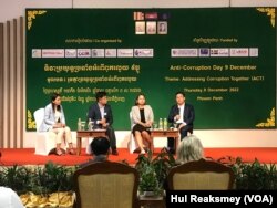 ក្នុងទិវា​ប្រឆាំង​អំពើ​ពុករលួយ​អន្តរជាតិ​ វាគ្មិន​ពិភាក្សា​អំពី​បញ្ហា​ប្រឈម​មួយចំនួន​ដែលនាំ​ឲ្យមានការ​បន្តប្រព្រឹត្ត​អំពើពុករលួយនៅ​ប្រទេស​កម្ពុជា​។ (ហ៊ុល រស្មី​/វីអូអេ)​