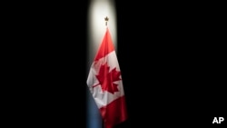 资料照片：加拿大驻华盛顿大使馆的一面加拿大国旗。(2019年6月20日)