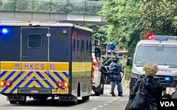 6名前壹传媒及苹果日报高层被控串谋勾结外国势力危害国家安全罪，11月22日在高等法院认罪后，分别由多辆囚车押解回监狱等候判刑，有身穿反恐背心苛枪实弹的警员在场戒备 (美国之音汤惠芸)
