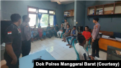 Polisi mengamankan 14 orang, termasuk 4 anak-anak dan satu perekrut untuk diperiksa di Mapolres Manggarai Barat. (Foto: Dok Polres Manggarai Barat)