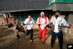 Para penggemar BTS hadir dan tampil di tempat pelatihan militer Yeoncheon, Korea Selatan (dok: AP /Ahn Young-joon)