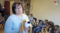 តុក្កតា​ព្យាបាល​ផ្លូវចិត្ត​ជួយ​កុមារ​អ៊ុយក្រែន​បន្ថយភាព​តានតឹង​ដោយសារ​សង្គ្រាម