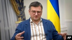 Menteri Luar Negeri Ukraina Dmytro Kuleba berbicara kepada The Associated Press dalam sebuah wawancara di Kyiv, Ukraina, pada 26 Desember 2022. (Foto: AP/Efrem Lukatsky)