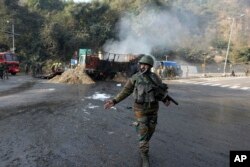 Seorang tentara India berjalan di lokasi baku tembak di Nagrota, di jalan raya Jammu-Srinagar, Kashmir yang dikuasai India, Rabu, 28 Desember 2022. (AP/Channi Anand)