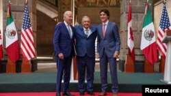 Dari kiri: Presiden AS Joe Biden, Presiden Meksiko Andres Manuel Lopez Obrador dan PM Kanada Justin Trudeau sebelum konferensi pers bersama pada akhir KTT Amerika Utara di Mexico City, Meksiko, Selasa 10 Januari 2023.