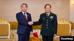 이종섭 국방부 장관(왼쪽)과 웨이핑허 중국 국방부장이 23일 제9차 아세안 확대 국방장관회의가 열린 캄보디아 시엠립에서 별도의 양자회담을 했다. 사진 = 한국 국방부.