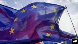 ARHIVA - Zastave Evropske unije i Velike Britanije tokom protesta ispred britanskog palramenta, u Londonu, 19. oktobra 2022.