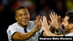 Kylian Mbappe dari Paris St Germain merayakan gol pertama mereka dengan Lionel Messi. (Foto: REUTERS/Stephane Mahe)