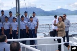 Wakil Presiden AS Kamala Harris melambaikan tangannya di atas kapal Penjaga Pantai Filipina BRP Teresa Magbanua (MRRV-9701) dalam kunjungannya ke Puerto Princesa, provinsi Palawan, Filipina barat, Selasa, 22 November 2022 (Penjaga Pantai Filipina via AP)