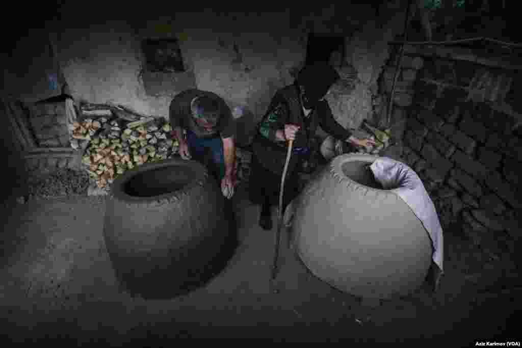 Zaman keçdikcə Mədinə nənənin yaşlanması təndir işinə də təsir edir. Ona görə işi yarımçıq qalmasın deyə, təndir hazırlamağı öz oğlu Sədrəddinə də öyrədir. (22 iyul, 2022)