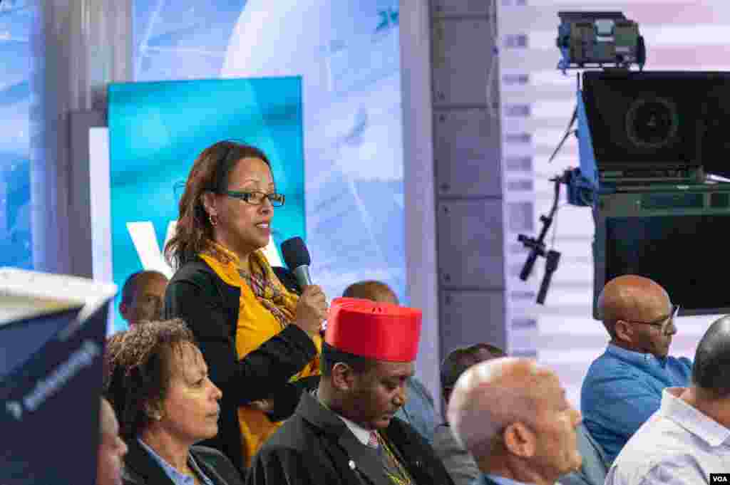 “ኢትዮጵያ:- የሰላም መንገዶች” ሰሜን ኢትዮጵያ ውስጥ በተካሄደው ጦርነት ላይ ያተኮረ የአንድ ሰዓት ልዩ የቴሌቪዥን ውይይት ሲቀረፅ የስቱዲዮ ተጋባዥ ተሣታፊዎች። ኅዳር/14/1995 ዋሽንግተን ዲሲ/ ቪኦኤ ስቱዲዮ