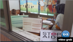 Para tenaga kesehatan mengalami tantangan untuk meningkatkan pemahaman masyarakat mengenai penyakit di wilayah yang sangat konservatif, Ratodero di Sindh.(VOA/Sidra Dar)