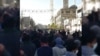 Ratusan demonstran kembali berunjuk rasa di kota Zahedan, provinsi di bagian tenggara Iran, hari Jumat (16/12).