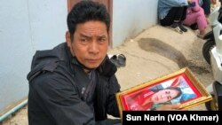 លោក ហៀង ប៊ុននឿន បាត់ប្អូនថ្លៃម្នាក់ដែលធ្វើការនៅកាស៊ីណូ។ (ស៊ុន ណារិន/វីអូអេ)