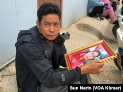 លោក ហៀង ប៊ុននឿន បាត់ប្អូនថ្លៃម្នាក់ដែលធ្វើការនៅកាស៊ីណូ។ (ស៊ុន ណារិន/វីអូអេ)