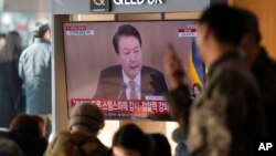 지난달 27일 한국 서울역에 설치된 TV에서 윤석열 대통령이 북한의 무인기 도발에 대응해 군에 흔들림 없는 대비 태세 강화를 주문했다는 내용의 보도가 나오고 있다. 