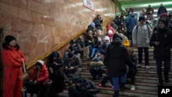 16일 우크라이나 수도 크이우 시민들이 러시아군의 미사일 공습에 지하 역사에 긴급 대피해 있다. 