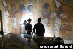 Mumi emas terlihat menutupi tubuh Tutankhamen di Lembah Para Raja di Luxor 22 November 2012. (Foto : REUTERS/Asmaa Waguih)