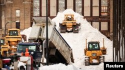 Čišćenje snježnih nanosa u Bafalu, u državi Njujork, 28. decembar 2022. (Foto: REUTERS/Lindsay DeDario)