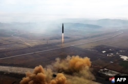 북한이 김정은 국무위원장 현지지도 아래 신형대륙간탄도미사일 화성-17형을 시험발사했다며, 19일 사진을 공개했다.