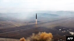 북한이 김정은 국무위원장 현지지도 아래 신형대륙간탄도미사일 화성-17형을 시험발사했다며, 지난달 19일 사진을 공개했다.