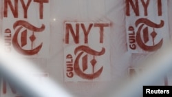 Znak ispred zgrade Njujork Tajmsa na Menhetnu, Njujork, SAD, 8. decembar, (Foto: REUTERS/Jeenah Moon)