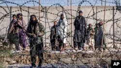 Tentara Taliban memeriksa lokasi ledakan, dekat Kementerian Dalam Negeri, di Kabul, Afghanistan, 1 Januari 2023. (Foto: AP)