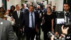 앨빈 브래그 뉴욕 맨해튼 검사장이 6일 트럼프그룹에 대한 유죄 평결이 내려진 재판이 끝난 후 뉴욕주 지방법원에서 걸어 나오고 있다.