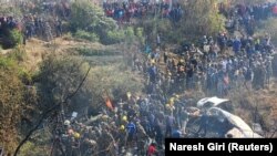 Masu agaji da mutane sun taru a wajen hatsarin jirgin sama a Nepal, Jan. 15, 2023/hoto daga social media. (Naresh Giri/via Reuters)