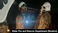 Des sauveteurs transportent une victime après un glissement de terrain à Batang Kali, dans l'État de Selangor, à la périphérie de Kuala Lumpur, en Malaisie, le 16 décembre 2022.