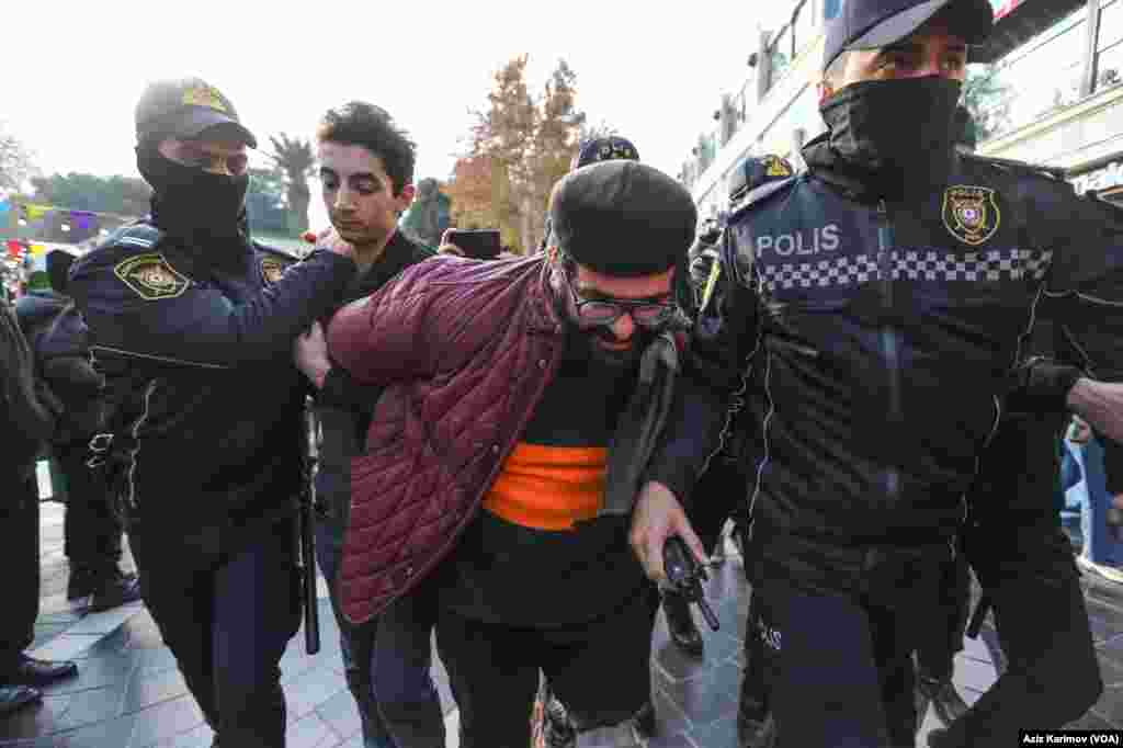 Fəallar &quot;Bəxtiyara azadlıq!&quot;, &quot;Öldürmə, azad et!&quot;, &quot;Siyasi repressiyalara son!&quot; və başqa şüarlar səsləndirib.