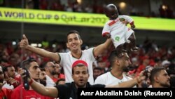 Des supporters marocains dans les tribunes lors du match de la Coupe monde 2022 au Qatar.