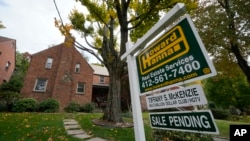 FILE - Sebuah rumah dijual di Mount Lebanon, Pa., 17 Oktober 2022. (AP/Gene J. Puskar, file)