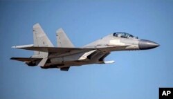 FILE - Pesawat jet tempur PLA J-16 China terbang di lokasi yang dirahasiakan. (Kementerian Pertahanan Taiwan via AP)