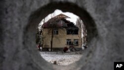 Rusija i Ukrajina trenutno ne vode pregovore o okončanju sukoba u kojima su poginule desetine hiljada ljudi, a milioni su raseljeni (Foto: AP/Evgeniy Maloletka)