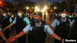 ARHIVA - Policajci rasteruju ljude u zatvorenom parku Viktorija na 33. godišnjicu gušenja prodemokratskih demonstracija na trgu Tjenanmen u Pekingu 1989. godine, Hong Kong, 4. jun 2022. (Foto: REUTERS/Lam Yik)