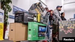 블랙 프라이데이를 맞아 미국 시카고시 소재 전자제품 매장에서 사람들이 쇼핑을 하고 있다. (자료사진)