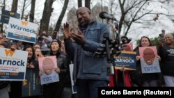 Le révérend Raphael Warnock, sénateur démocrate de Géorgie, lors d'un événement de campagne à Norcross, en Géorgie, aux États-Unis, le 6 décembre 2022.
