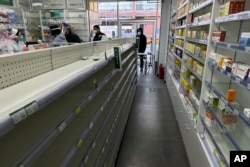 北京一家药店空荡荡的货架。（2022年12月13日）