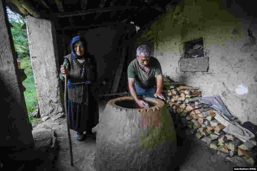 Sədrəddin təndiri ancaq may ayından başlayaraq hazırladığını deyir: &ldquo;İndiki durumda həm gil tapmaq çətindir, həm də hazırlanan təndir soyuqda gec quruyur. Ona görə, may ayından başlayaraq sentyabrın sonuna qədər təndir hazırlayıram. Sifarişlərdən asılı olaraq, ayda 1 yaxud 2 təndir hazırlamaq mümkündür.&rdquo; (22 iyul, 2022)