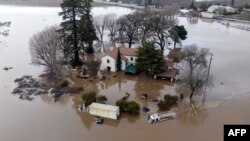 Sebuah rumah di Gilroy, California, terkepung banjir usai badai, 9 Januari 2023. (Foto: Josh Edelson/AFP)
