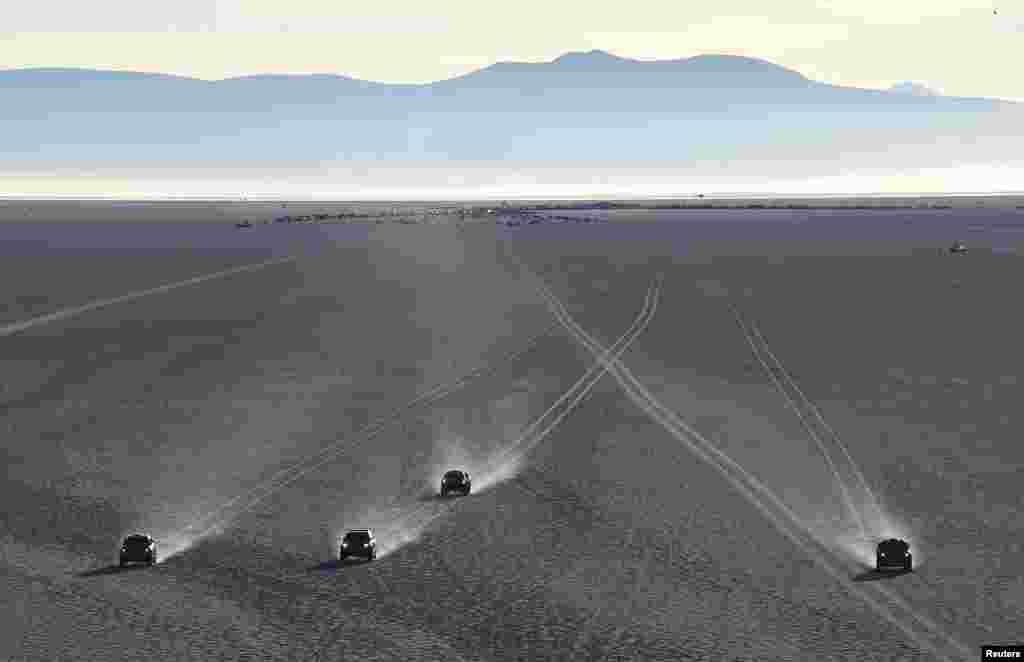 Para peserta memulai etape ke-8 reli mobil Dakar 2015 dari kota Uyuni menuju kota Iquique, di Bolivia.