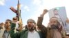 Muškarci u Sani, Jemenu, protestuju nakon američkih i britanskih napada na Hute, 12. januar 2024. (MOHAMMED HUWAIS / AFP)