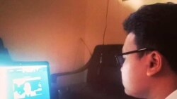 Al Irhaska Firdaus mengikuti kuliah daring dari rumahnya di Lumajang, Jawa TImur. (Foto: Firdaus)