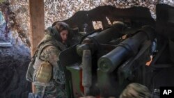 পূর্ব ইউক্রেনের রনাঙ্গনে একজন ইউক্রেনীয় সৈন্য ডি-২০ হাওইটজার কামান দিয়ে গোলাবর্ষণ করছেন। ফটোঃ ১২ ফেব্রুয়ারি, ২০২৫।