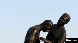 مجسمه موسوم به «کودته» از ضربه سر زین‌الدین زیدان، بازیکن سابق فرانسه، به مارکو ماتراتزی، مدافع سابق ایتالیا، در فینال جام جهانی ٢٠٠۶